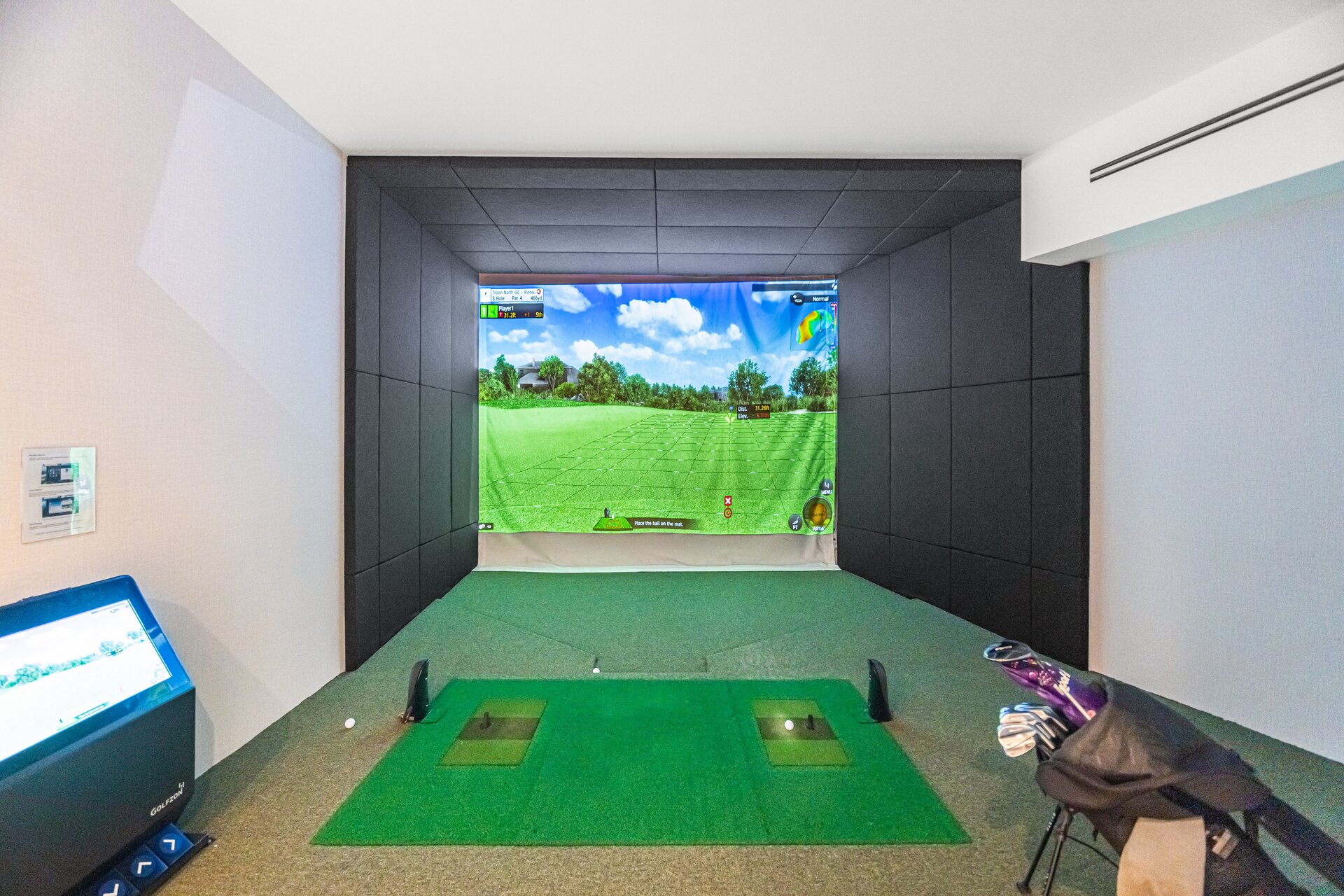 Indoor golf simulator – 399 Royal Orchard Blvd, Thornhill