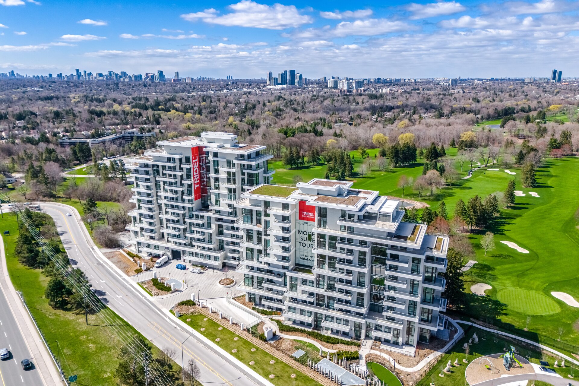 Building exterior with Toronto skyline – 399 Royal Orchard Blvd, Thornhill