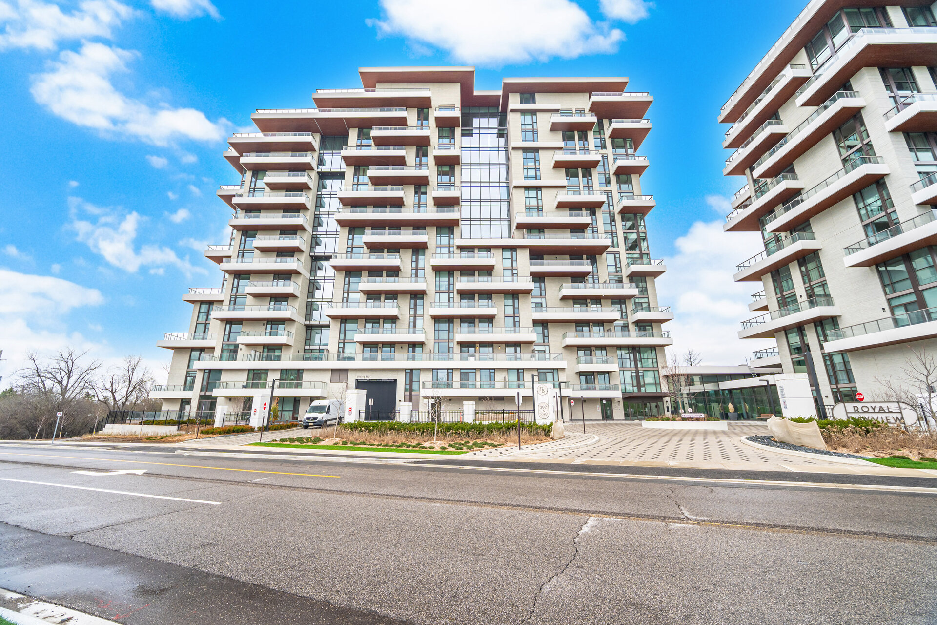 Street-level view of 399 Royal Orchard Blvd, Thornhill